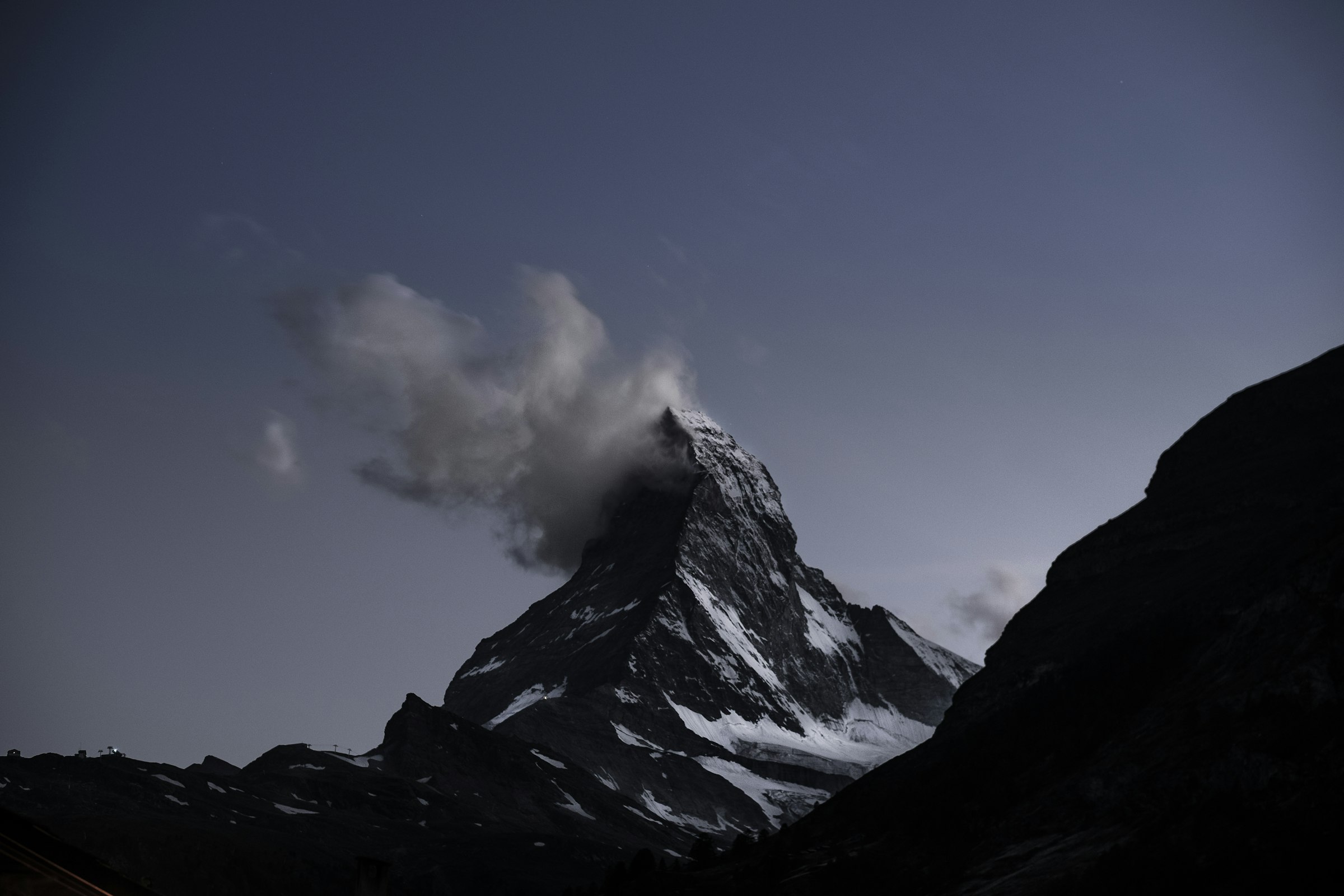 Matterhorn über nebligen Alpentälern im Morgenlicht